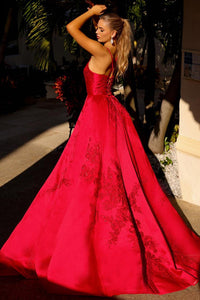 Ballkleid in A-Linie mit Spaghettiträgern: