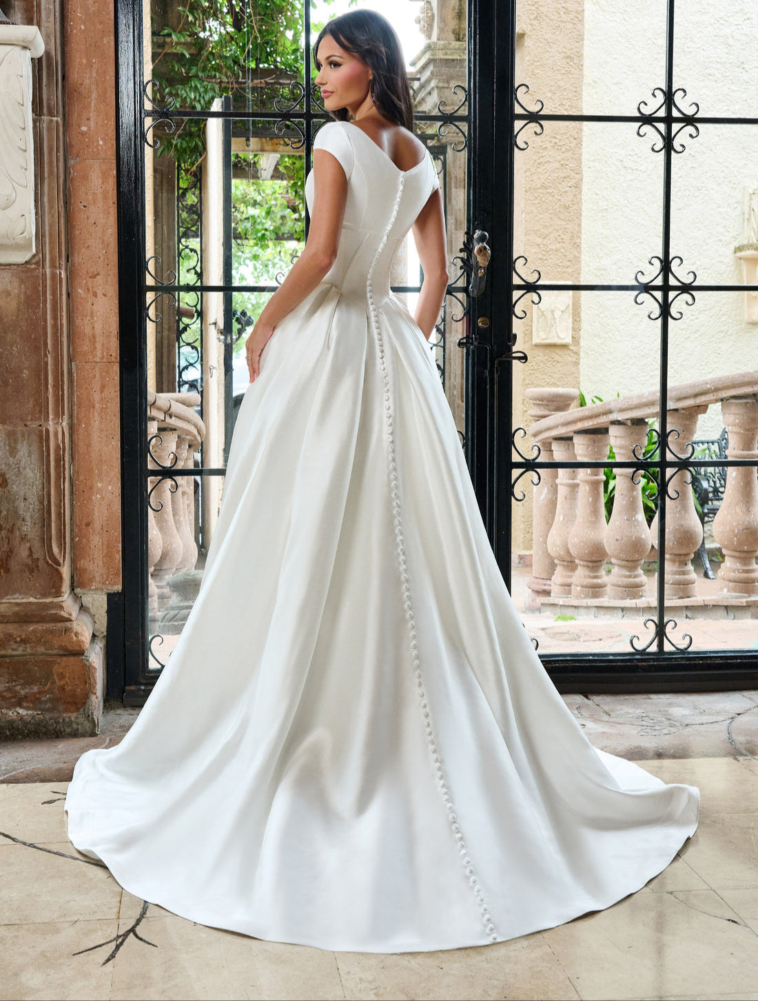 Long Bridal Gown Fitted Wedding Dress fitted gown Luxurious Weddings
