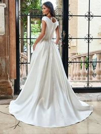 Long Bridal Gown Fitted Wedding Dress fitted gown Luxurious Weddings