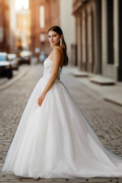 STRAPLESS, SWEETHEART, CORSET, BALLGOWN Strapless Gown Luxurious Weddings