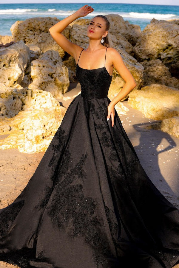 Ballkleid in A-Linie mit Spaghettiträgern: