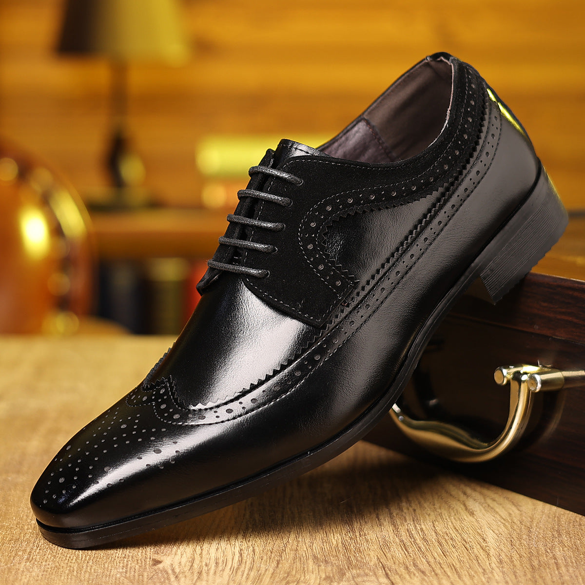 Men's vintage black leather shoes with refined design, perfect for luxurious weddings and stylish occasions.