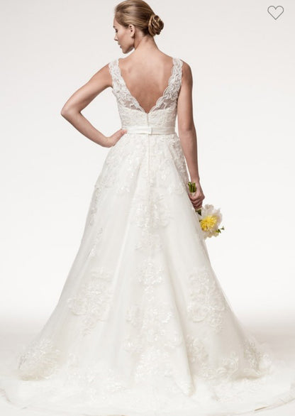 Sleeveless Scoop Neck Bridal gown Luxurious Weddings
